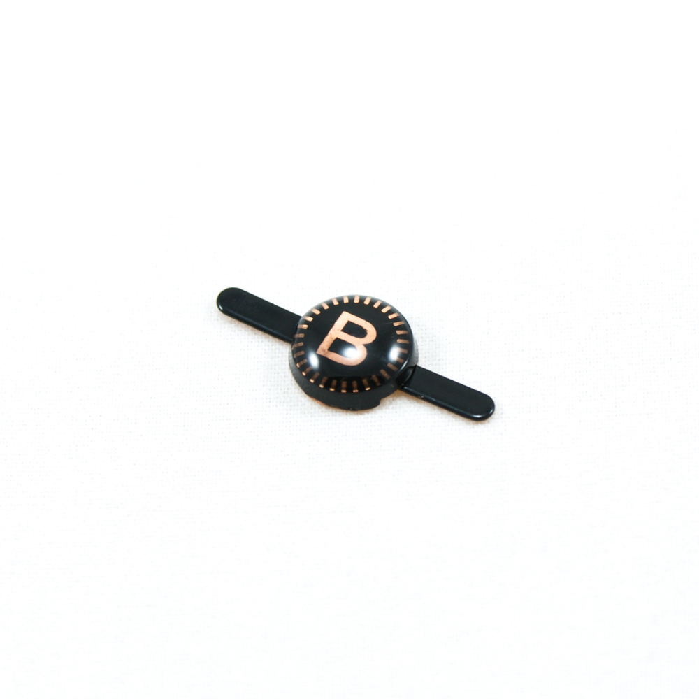 Краб металл B в глазу 9*9мм black nickel, черная эмаль, лазерный лого, шт. Крабы Металл Надписи, Буквы